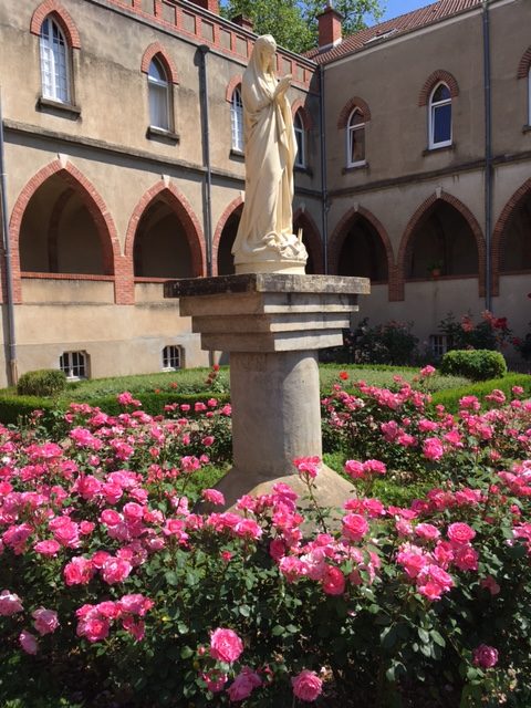 Statue de la Vierge au centre du jardin du cloître